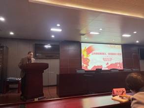 人们在看台上的人在房间里 中度可信度描述已自动生成